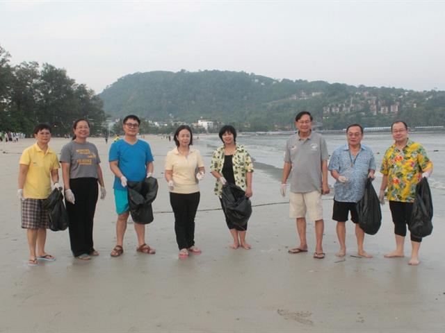 มหาวิทยาลัยพะเยา ลงพื้นที่จัดทำกิจกรรม CSR รณรงค์เก็บขยะชายหาด